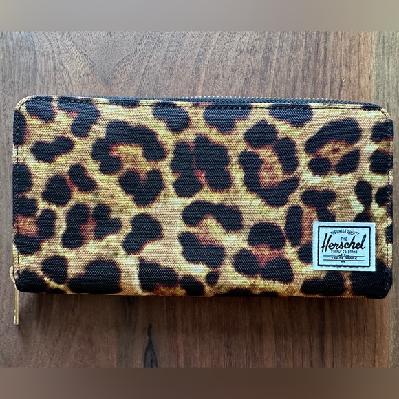 Herschel cheetah print wallet 🐆 - Picture 1 of 7
